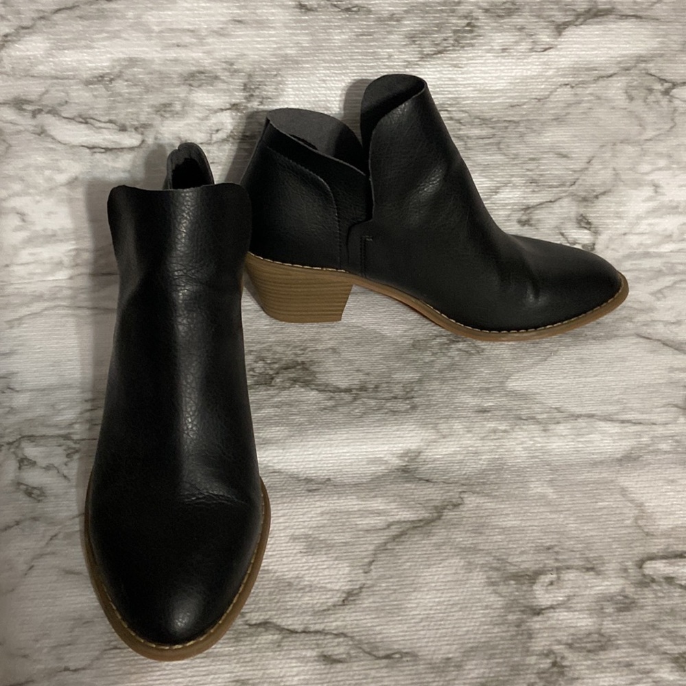 Universal Thread Booties ,Size 10 - image 1